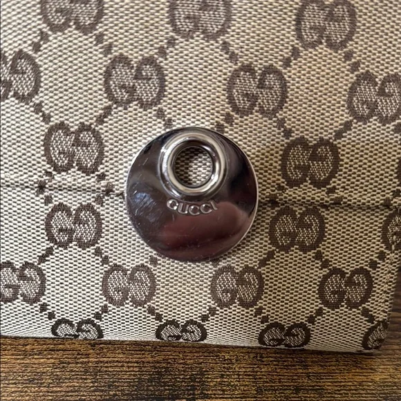 Gucci Beige Monogram Wallet - Picture 2 of 12